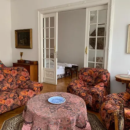 Libra Grande Venetian Style Apartment Budapest