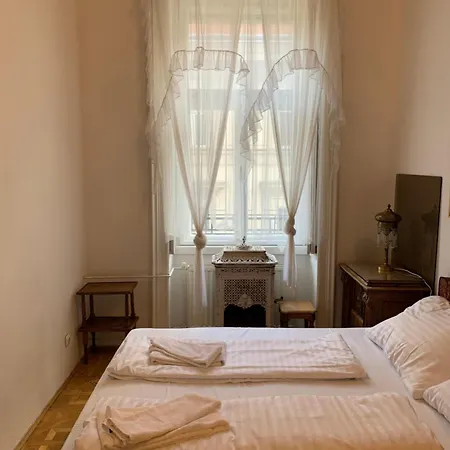 Libra Grande Venetian Style Apartment Budapest